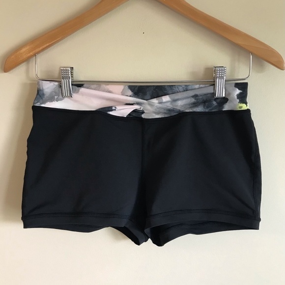 Lululemon Short Shorts Contour Luxtreme 2” Black Pink Rare - Picture 5 of 5